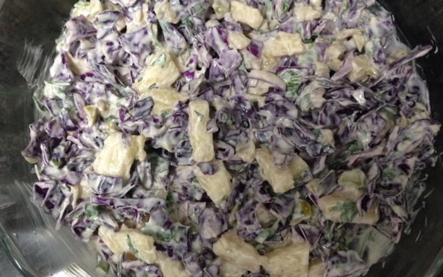 Salada de repolho com abacaxi e creme de leite