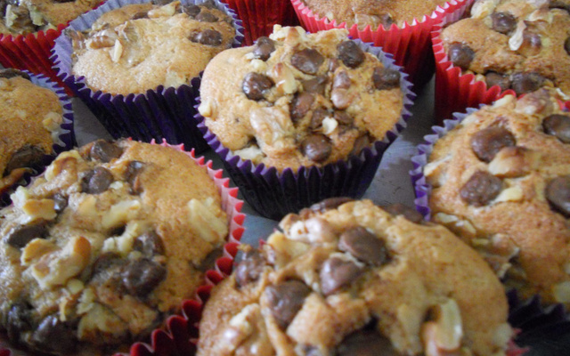 Muffins de nozes com gotas de chocolate