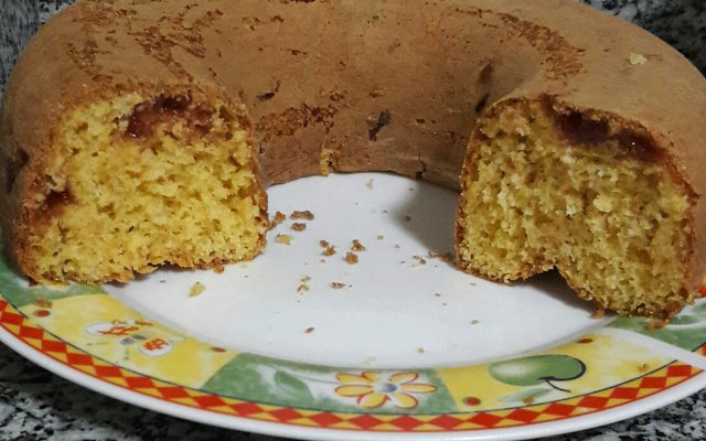 Bolo de fubá com goiabada