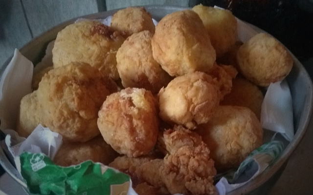 Bolinho de arroz com queijo recheado com requeijão e mussarela
