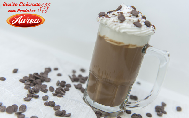 Bebida quente de doce de leite clássico com chocolate