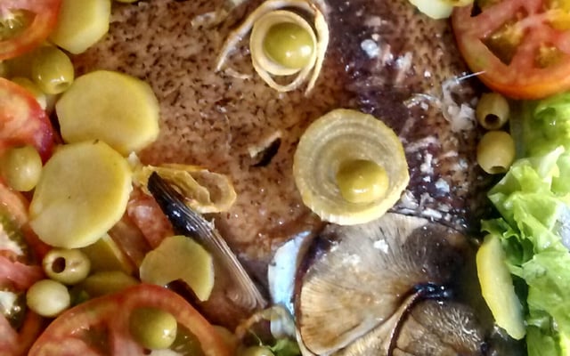 Peixe Assado Recheado com farofa de Alcaparra