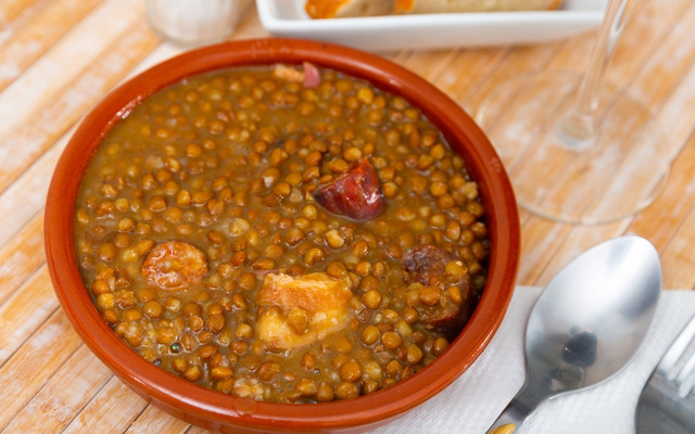 Lentilha com costelinhas de porco