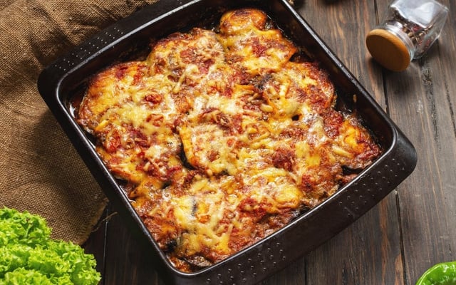 Lasanha de berinjela com molho de tomate e queijo gratinado