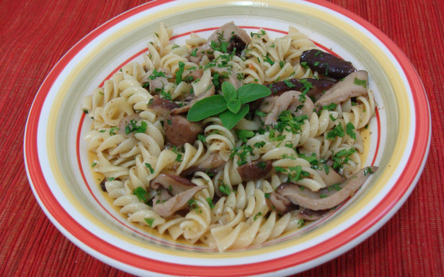 Salada de parafuso com cogumelos