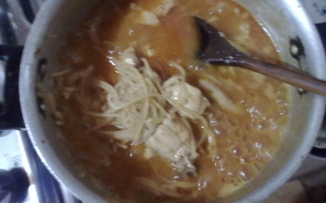 Frango com macarrão na mesma panela