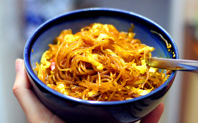 Macarrão branco oriental ao molho de Hoisin