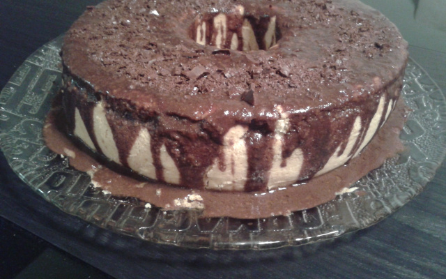 Bolo de gengibre com calda de chocolate