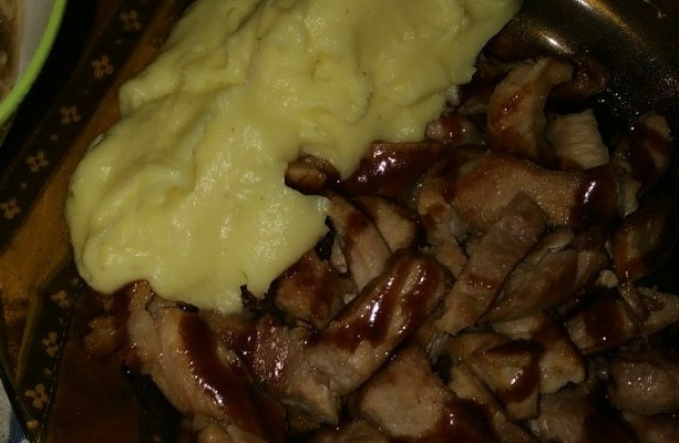 Carne suína com purê e barbecue