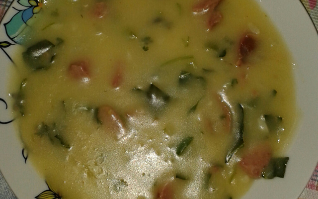 Sopa de mandioca prática e deliciosa