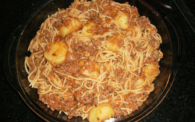 Macarrão com carne e batata
