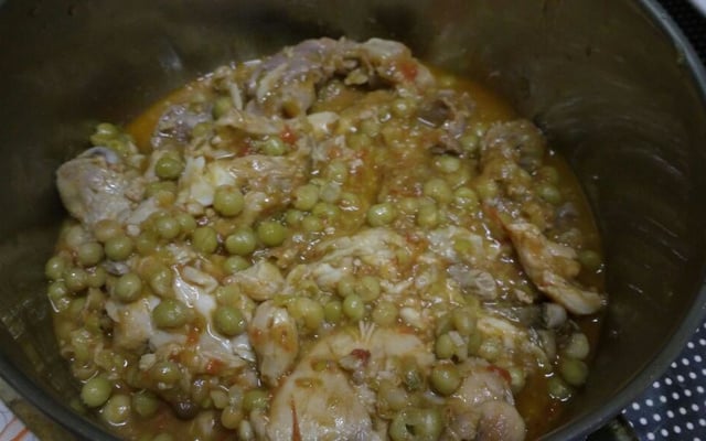 Coxa de frango com ervilhas