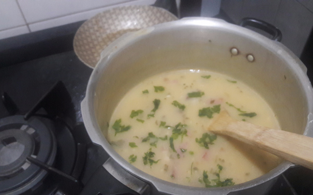 Caldo de batata com queijos