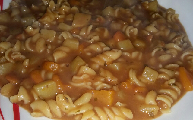 Sopa de feijão com macarrão