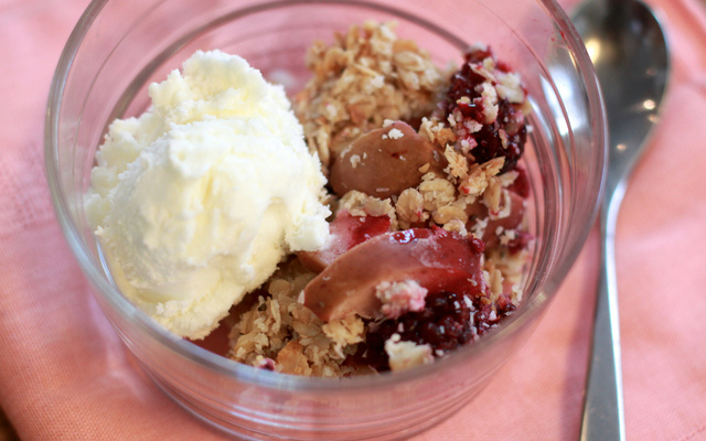 Crumble de maçã, amora e coco
