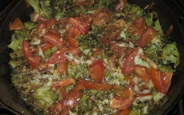 Brócolis à napolitana