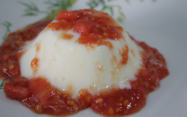 Flan de iogurte com calda de goiaba