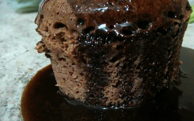 Bolo de caneca com cobertura