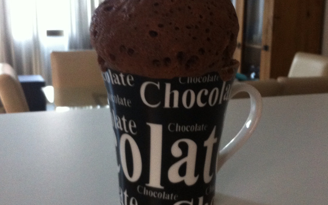 Bolo simples de caneca de micro-ondas