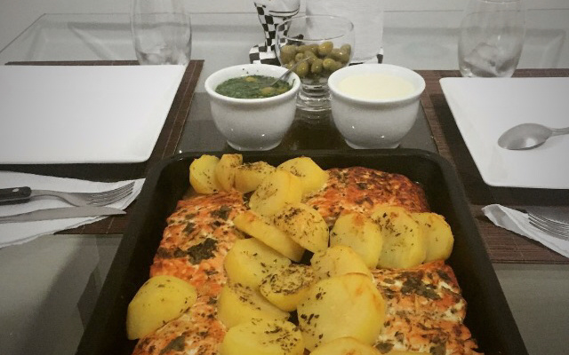 Salmão assado ao molho cítrico e de alcaparras