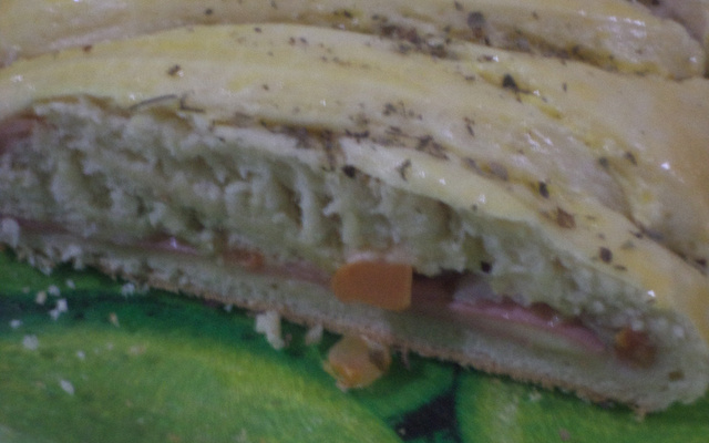 Pizza enrolada com recheio misto