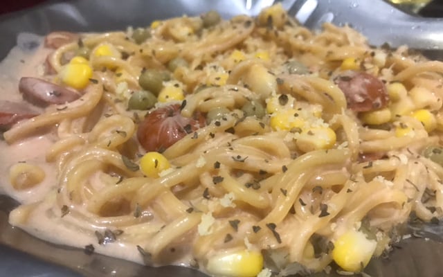 Macarronada com creme de leite e salsicha