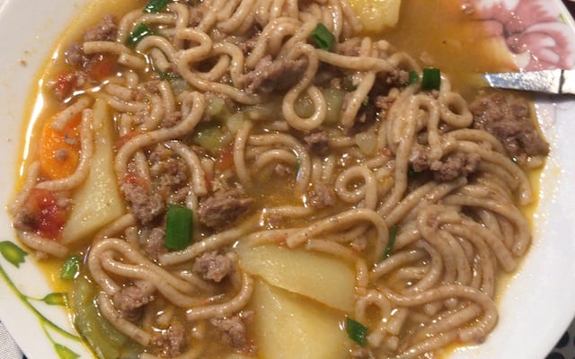 Sopa de macarrão com carne moída
