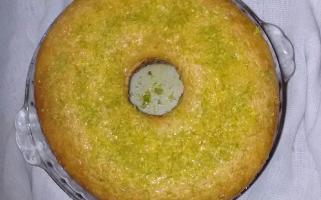 Bolo de laranja com calda de laranja