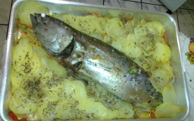 Atum assado com batatas