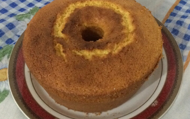 Bolo de fubá com queijo ralado