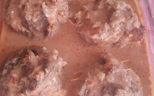 Bife enrolado com queijo e presunto