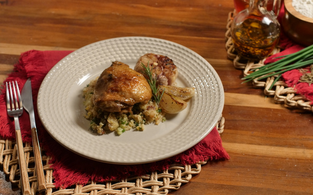 Sobrecoxa com farofa de banana