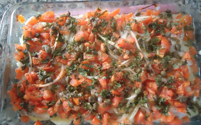 Sardinha ao forno com batata, cebola e tomate