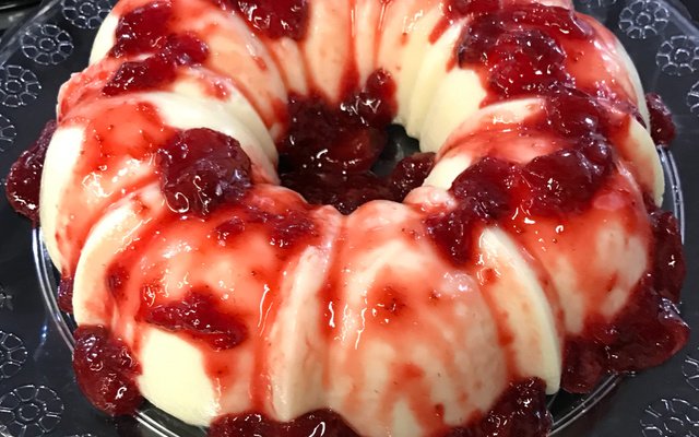 Manjar de coco com calda de morango