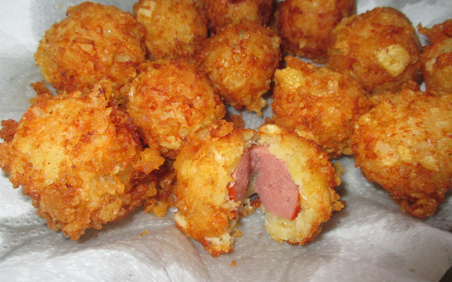 Bolinha de salsicha frita