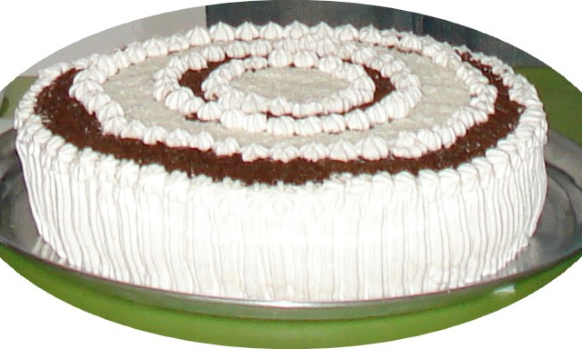 Bolo pretígio com mousse do coco