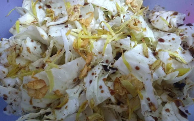 Salada de repolho com gengibre frito e shoyu