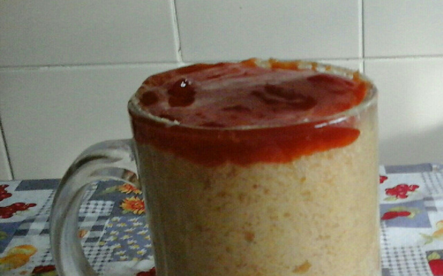 Bolo de xícara de fubá com goiabada