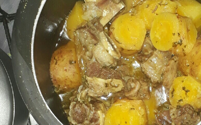 Costela de boi com mandioca