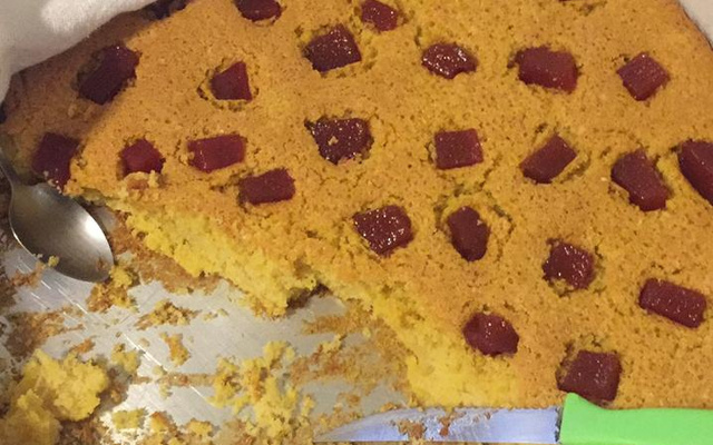 Bolo de fubá com goiabada 