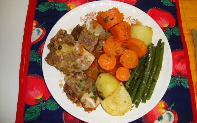 Costelas de boi temperadas com cerveja e legumes cozidos no caldo