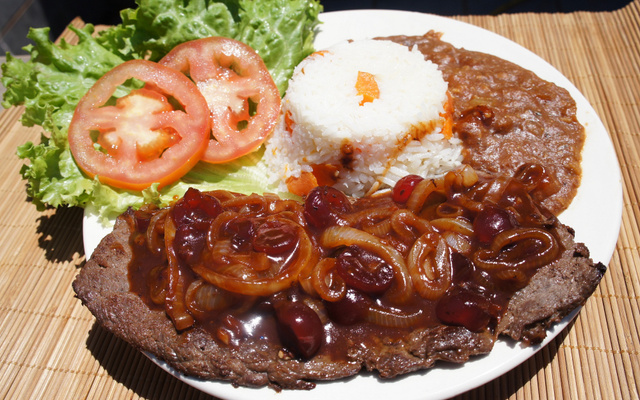 Bife acebolado com molho de cereja