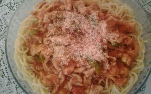 Espaguete com molho de tomate e peito de frango