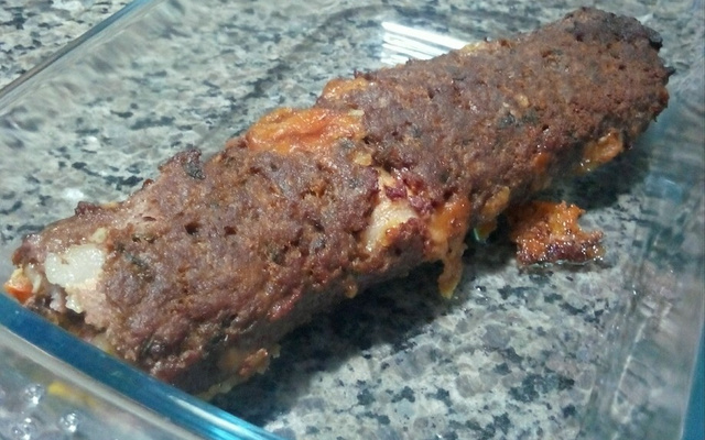 Rocambole de carne moída com banana e farofa d'água