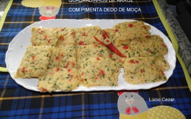 Quadradinhos de arroz com pimenta dedo de moça