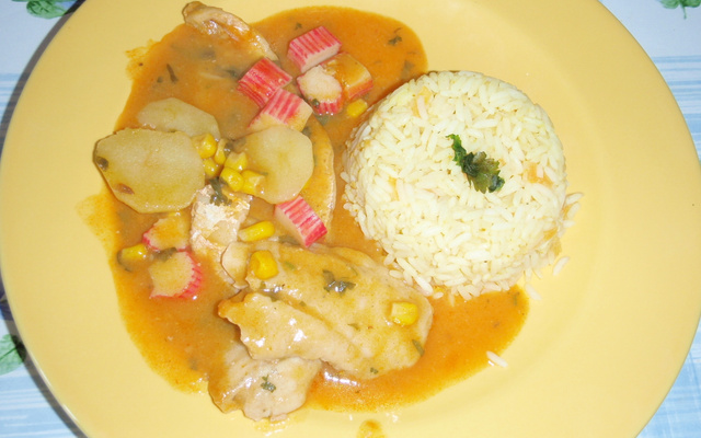 Filé de pescada com kani kama ao coco cremoso