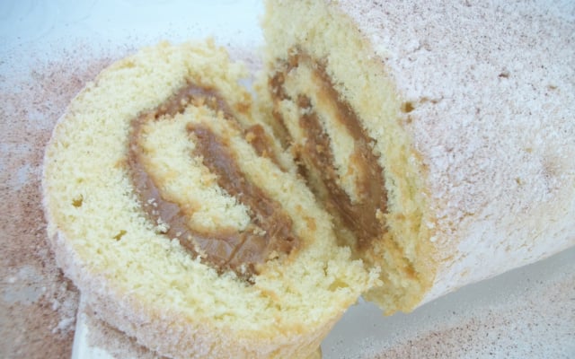 Rocambole com recheio de doce de leite