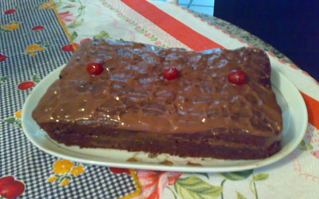Bolo de chocolate com cerejas