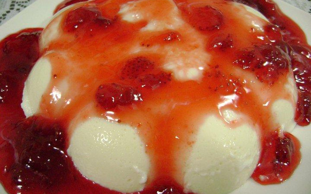 Pudim com calda de morango