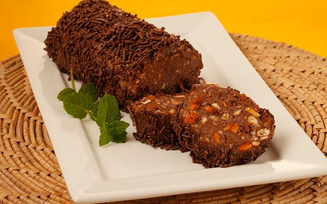 Salaminho de sorvete com chocolate